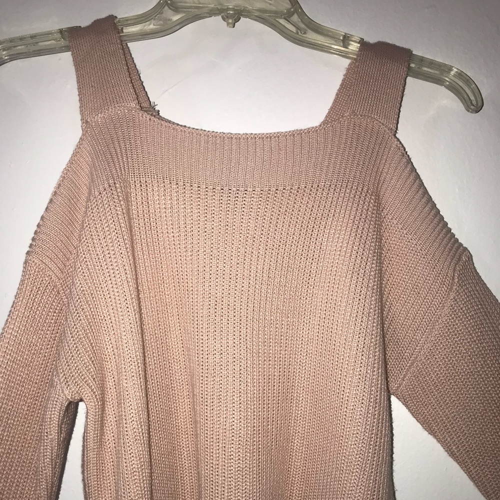 Beautiful cut out sweater.